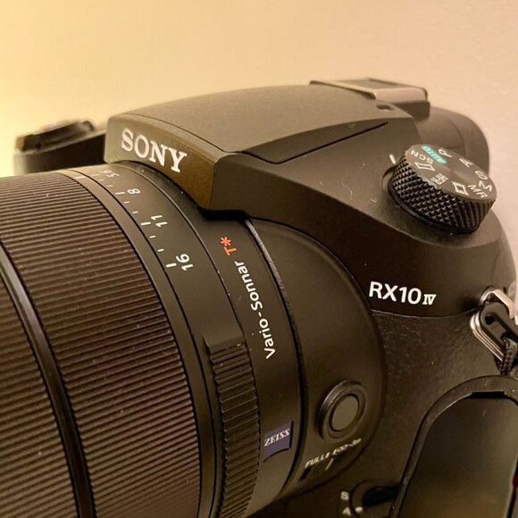 Sony RX10 Mark IV - Professional Camera - Picture 4 of 8